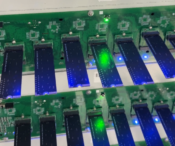Fidagarritasunaren atzean: Egun bat SSD Factory modernoaren eguneroko proba-eragiketa zorrotzen barruan